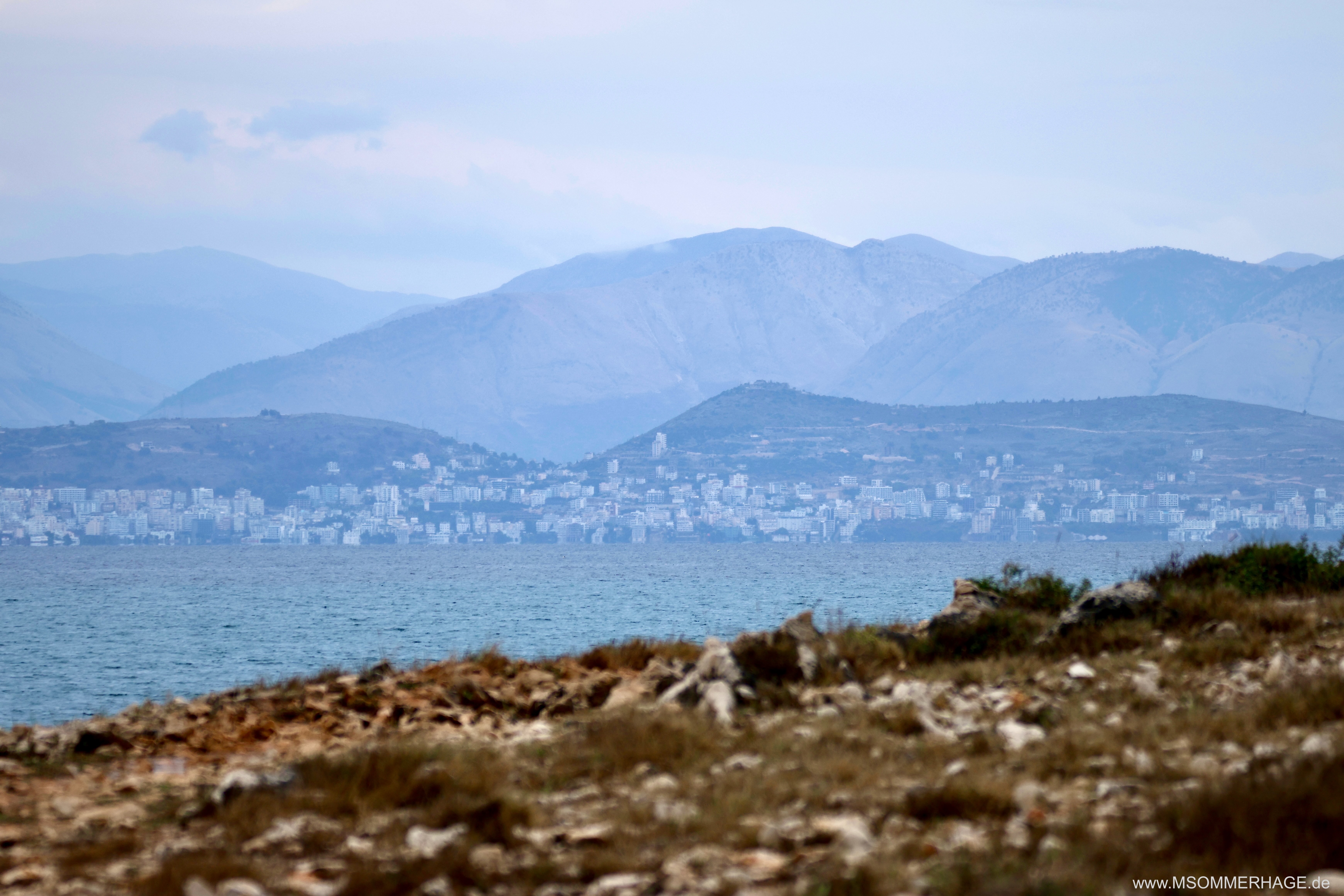 Blick von Korfu über die Meerenge nach Albanien